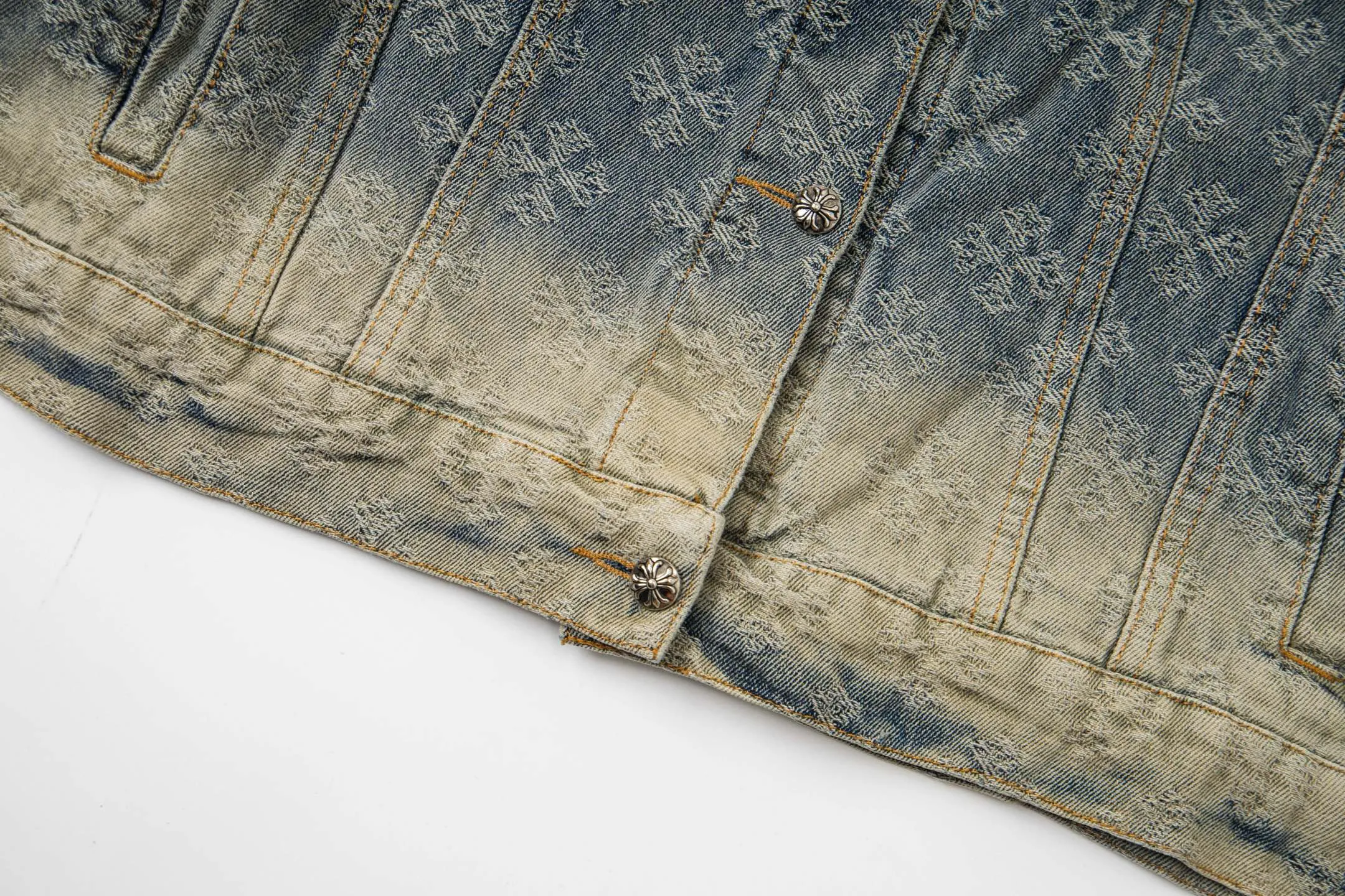 P340 Style No.: Y194 ChromeHearts heavy-duty steel-printed classic Sanskrit all-over jacquard hot-drilled denim jacket for men and women. New ChromeHearts Sanskrit printed custom fabric jacket. Gradient color wash, hot-drilled cross denim jacket on the back. A very heavy-duty one. The top is made of heavy weight. Presbyopia is suitable for early autumn outings. The denim fabric can be directly machine washed without deformation. Washing and distressing also give a sense of high-end. Power style wear, follow the photo and mirror. The gradient color is super high-end 💕 Each diamond shines with a unique light, as if telling a fashion story ✨ The steel-printed jacquard adds a three-dimensional and artistic sense, making this jacket instantly unique. Size:s m l xl